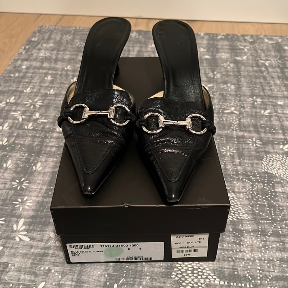 Gucci black pointy mule with silver horse bit